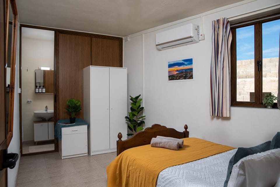 Bedroom, wardrobe, air conditioner