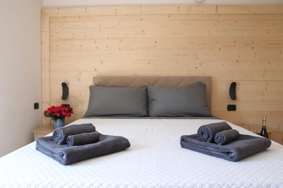 Bedroom, towels