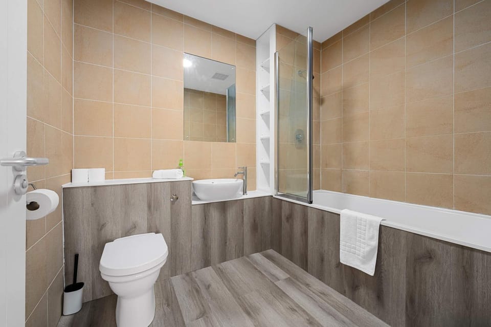 3 Bed Canal St Flat Sleeps 9 City Centre Apartment in Manchester