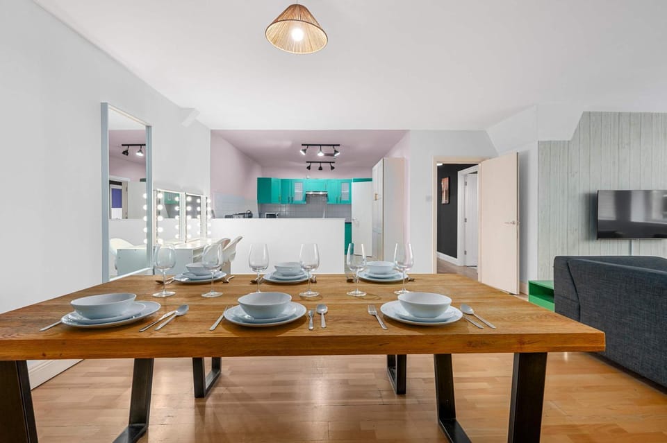 3 Bed Canal St Flat Sleeps 9 City Centre Apartment in Manchester