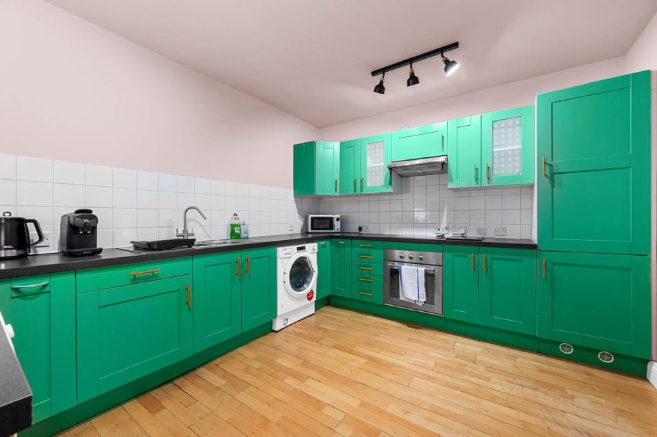3 Bed Canal St Flat Sleeps 9 City Centre Apartment in Manchester