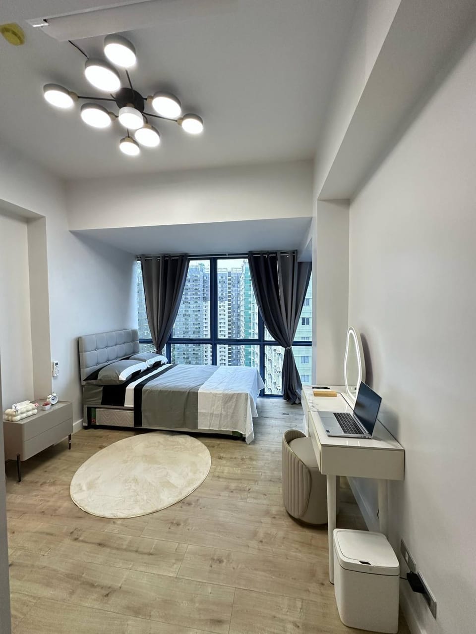 Bed, Photo of the whole room, Seating area, Bedroom