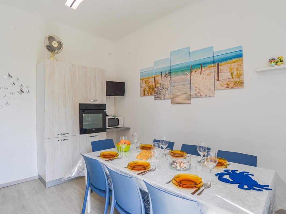 Kitchen or kitchenette, Dining area, microwave, oven