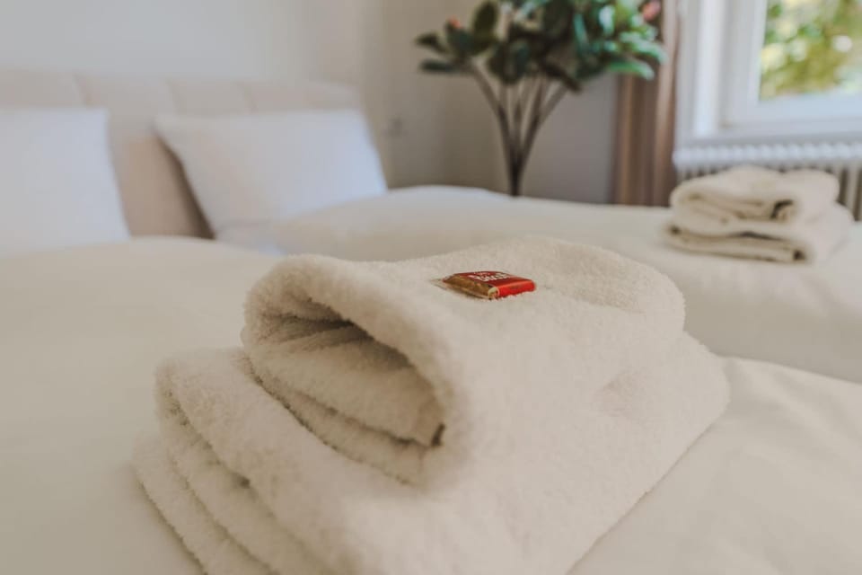 Bed, Bedroom, towels