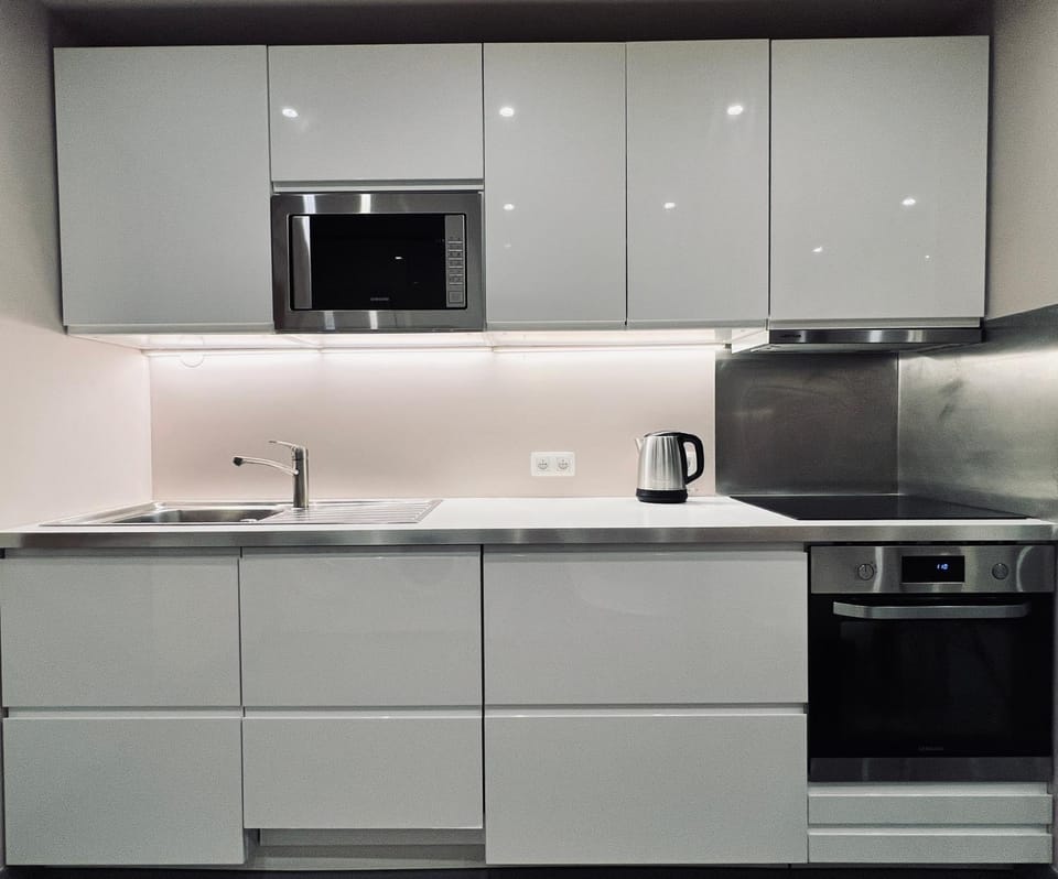 Coffee/tea facilities, Kitchen or kitchenette, dishwasher, stove