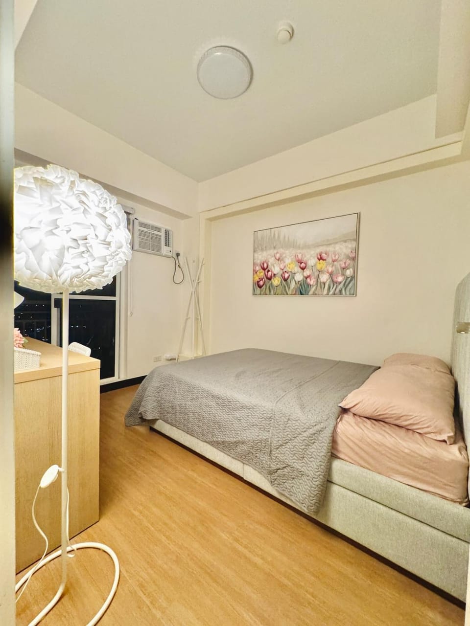 Bed, Photo of the whole room, Bedroom, air conditioner