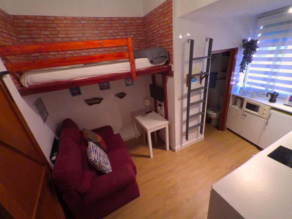 Bed, Living room, Photo of the whole room, Seating area