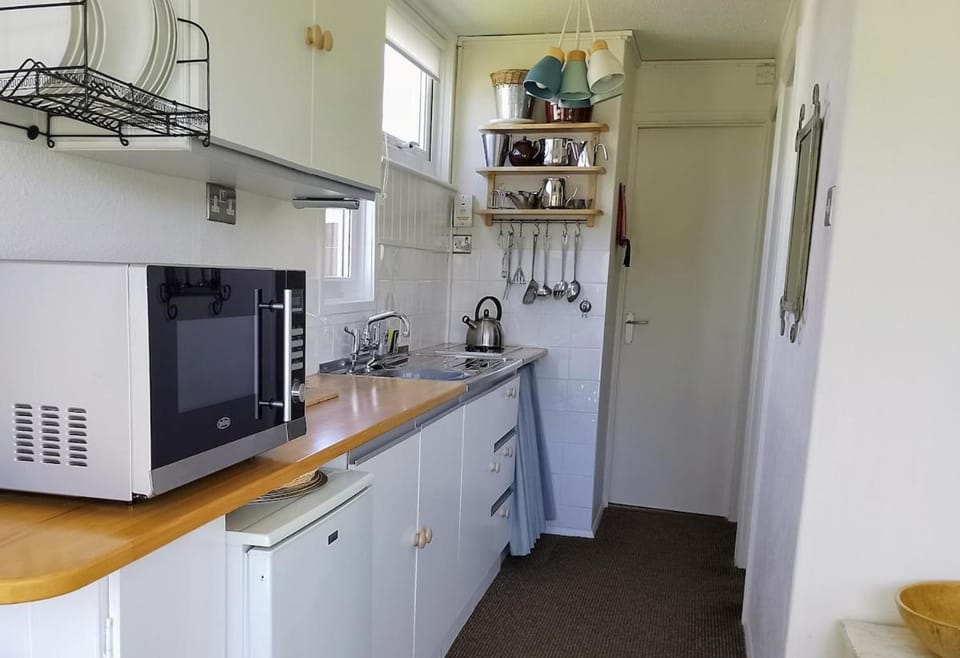 Coffee/tea facilities, Kitchen or kitchenette, stove, toaster