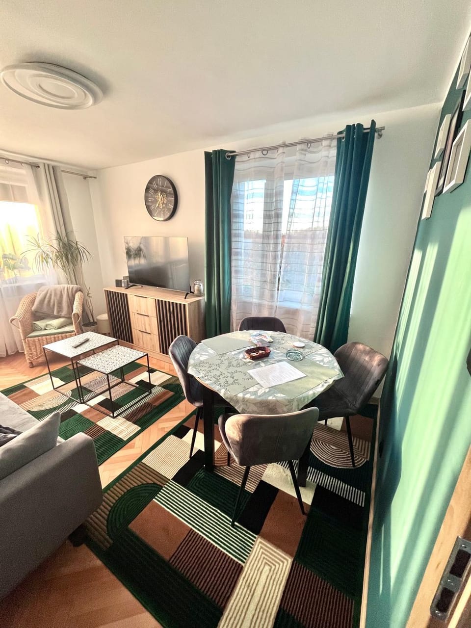 TV and multimedia, Living room, Dining area