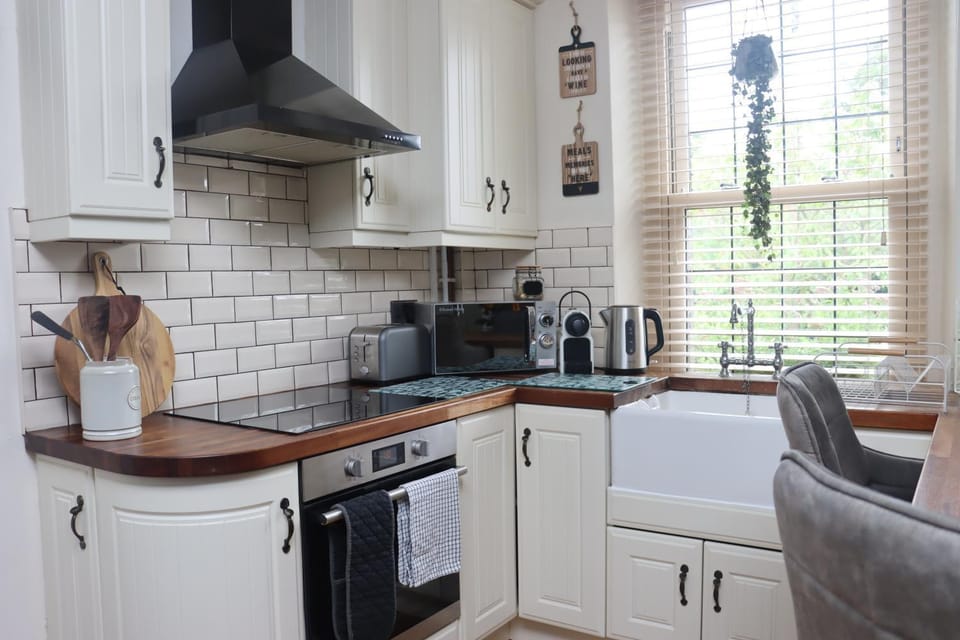 Coffee/tea facilities, Kitchen or kitchenette, oven, stove, toaster