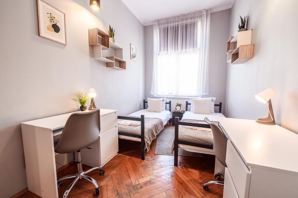 Bed, Seating area