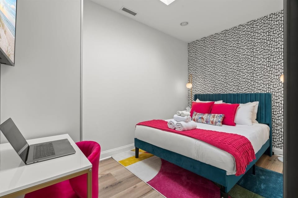Crystal Clean Old City- Free Parking Roofdeck Apartment in Philadelphia