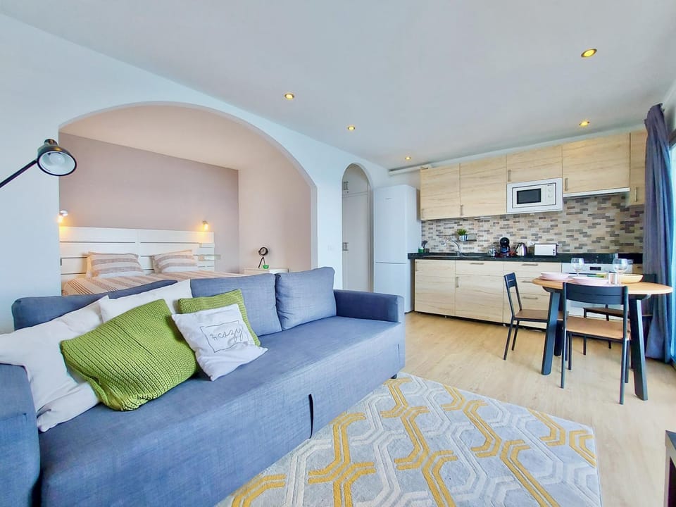Living room, Seating area, oven