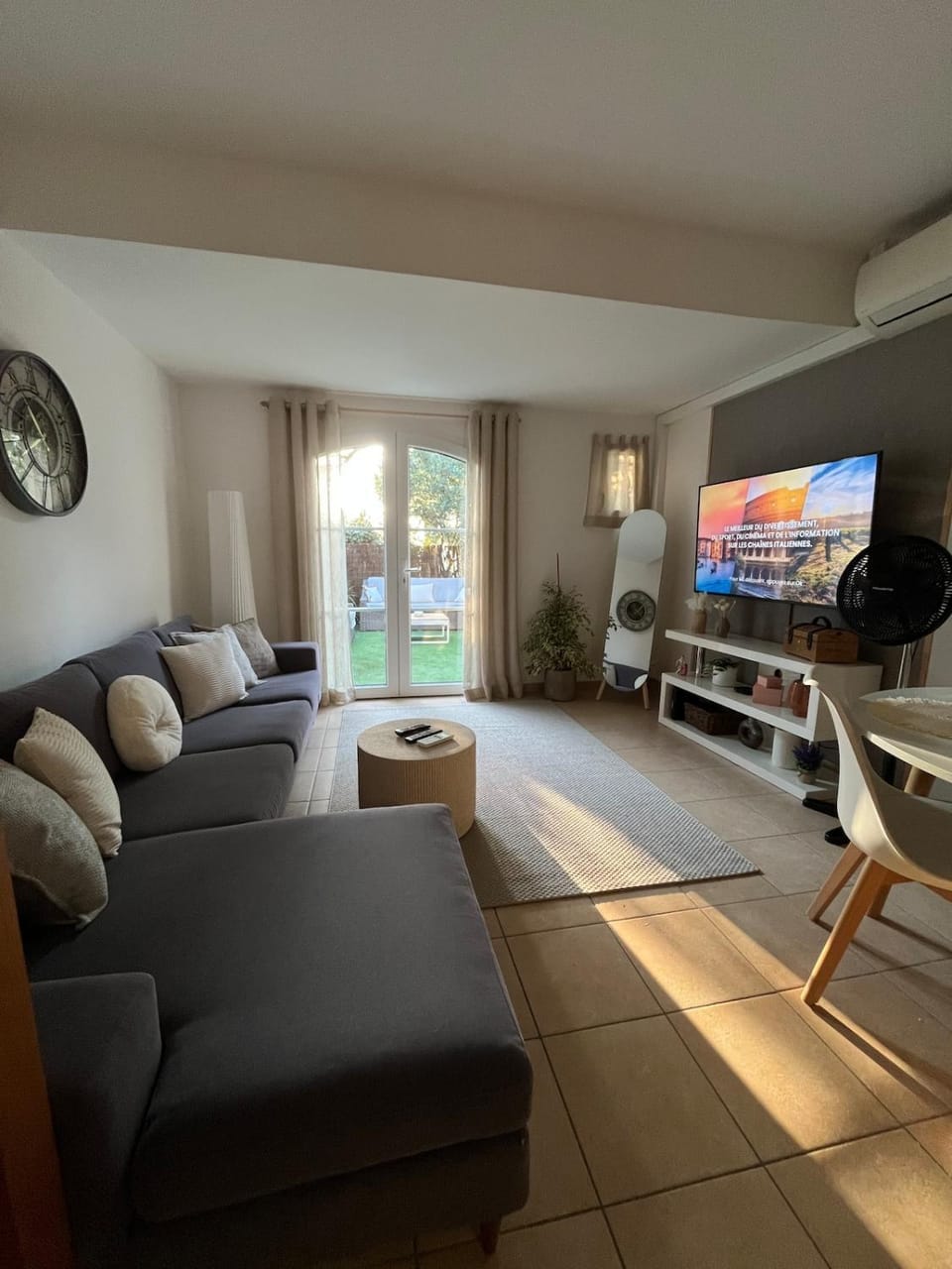 Communal lounge/ TV room, TV and multimedia, Living room, Seating area, Evening entertainment