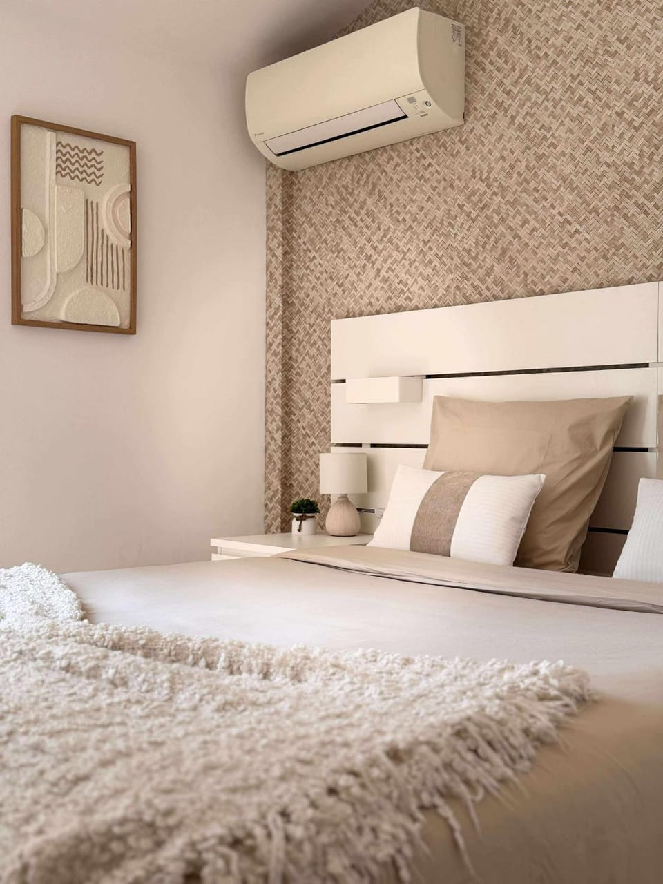 Bed, Photo of the whole room, Bedroom, air conditioner