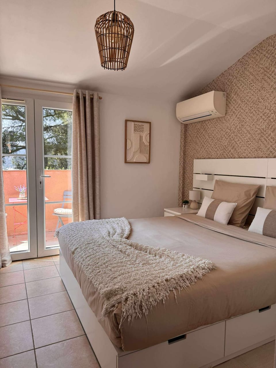 Bed, Bedroom, air conditioner
