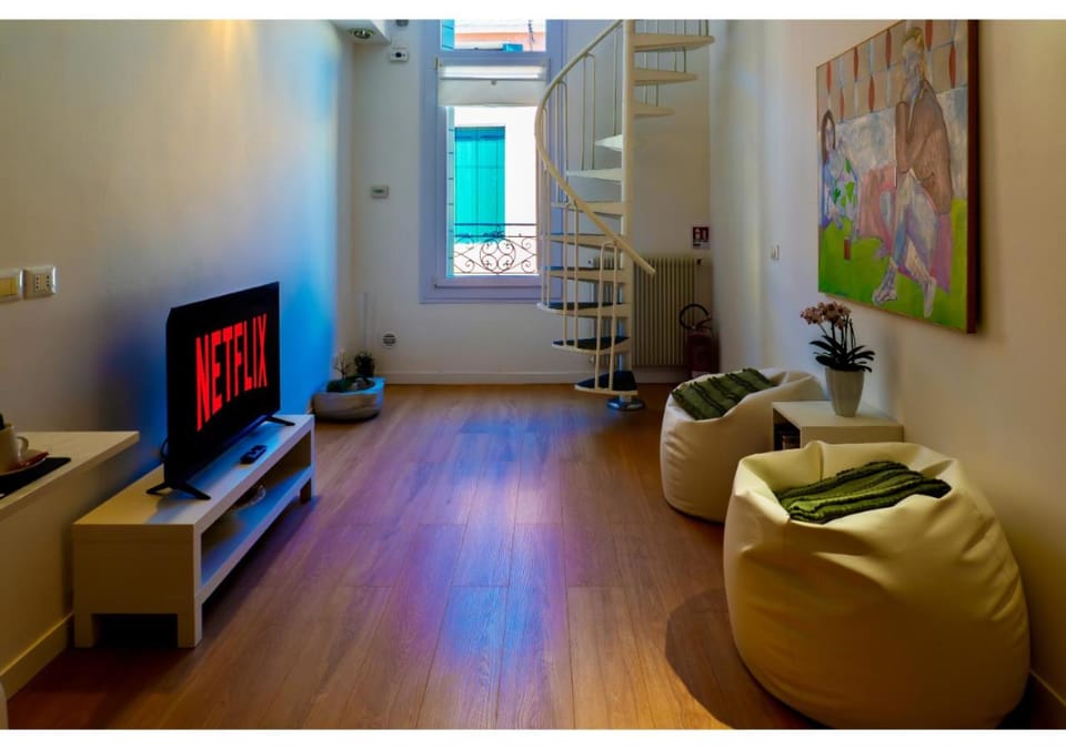Communal lounge/ TV room, TV and multimedia, Living room, Seating area, Evening entertainment