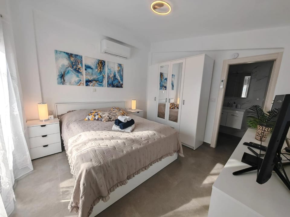 Photo of the whole room, Bedroom, air conditioner
