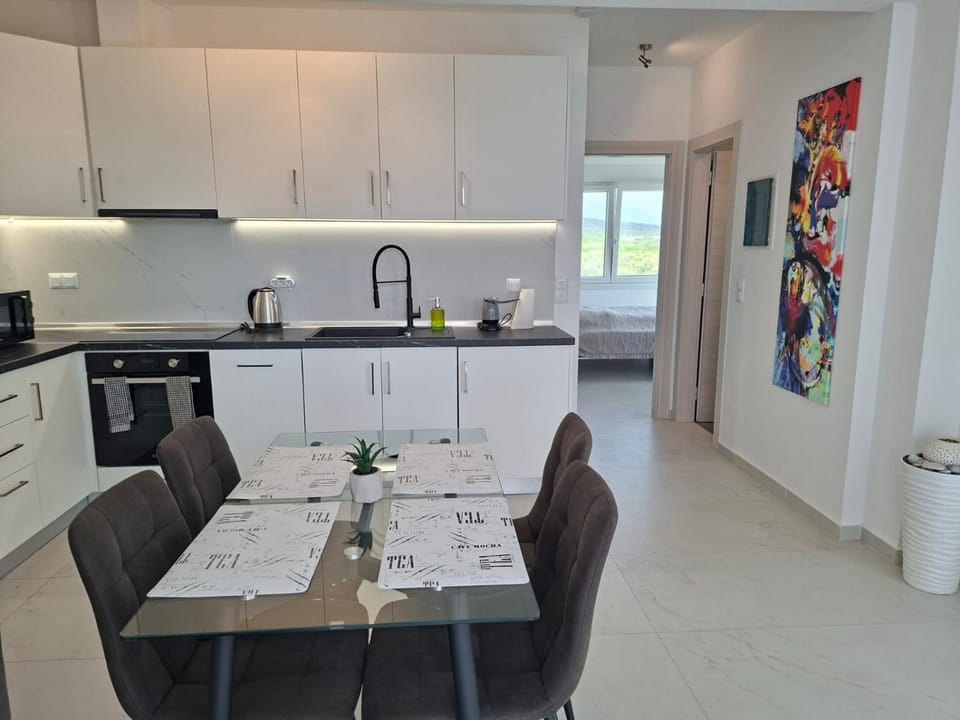 Dining area, pet friendly, stove