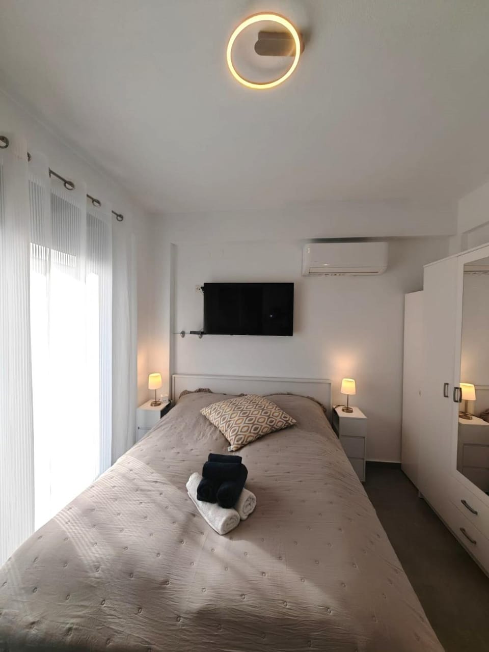 Photo of the whole room, Bedroom