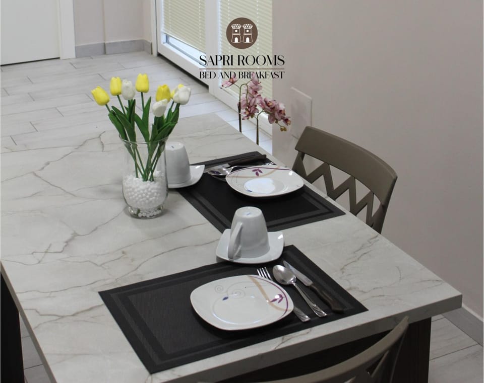 Communal lounge/ TV room, Coffee/tea facilities, Dining area