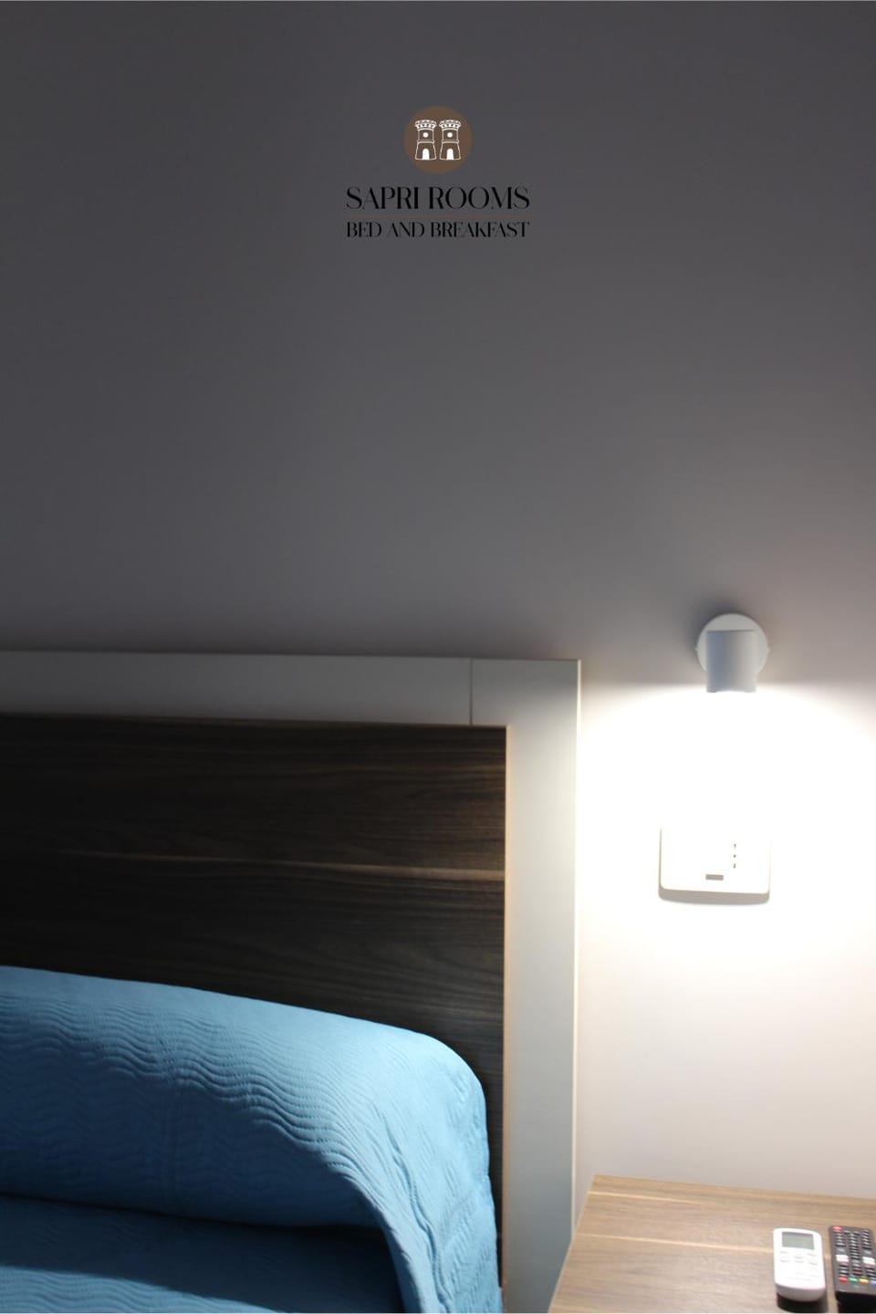 Bed, Photo of the whole room, Bedroom, Text overlay