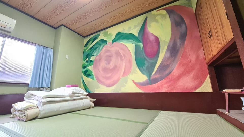 Photo of the whole room, towels, air conditioner