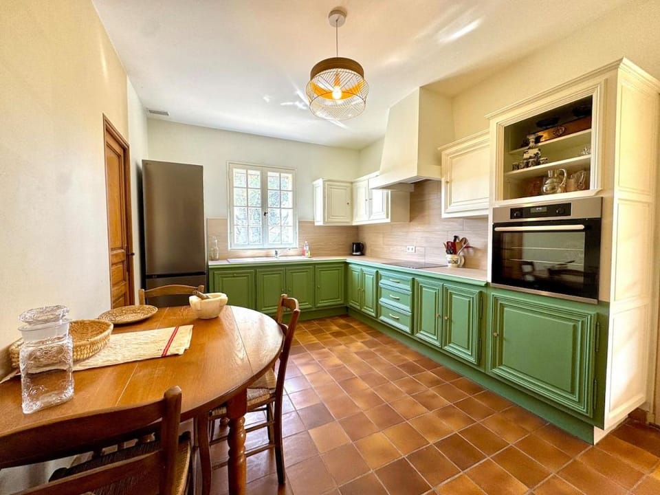 Dining area, oven, stove