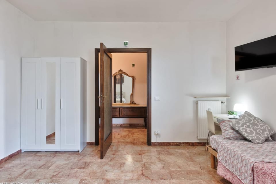 Arish Downtown Venice Apartment Bed and Breakfast in Venice