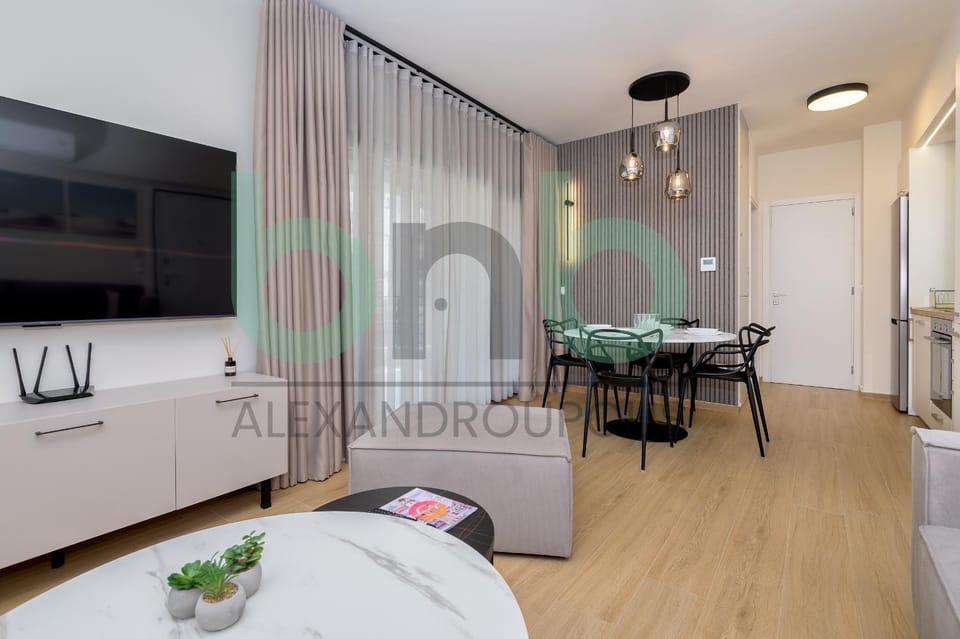 TV and multimedia, Living room, Photo of the whole room, Seating area, Dining area