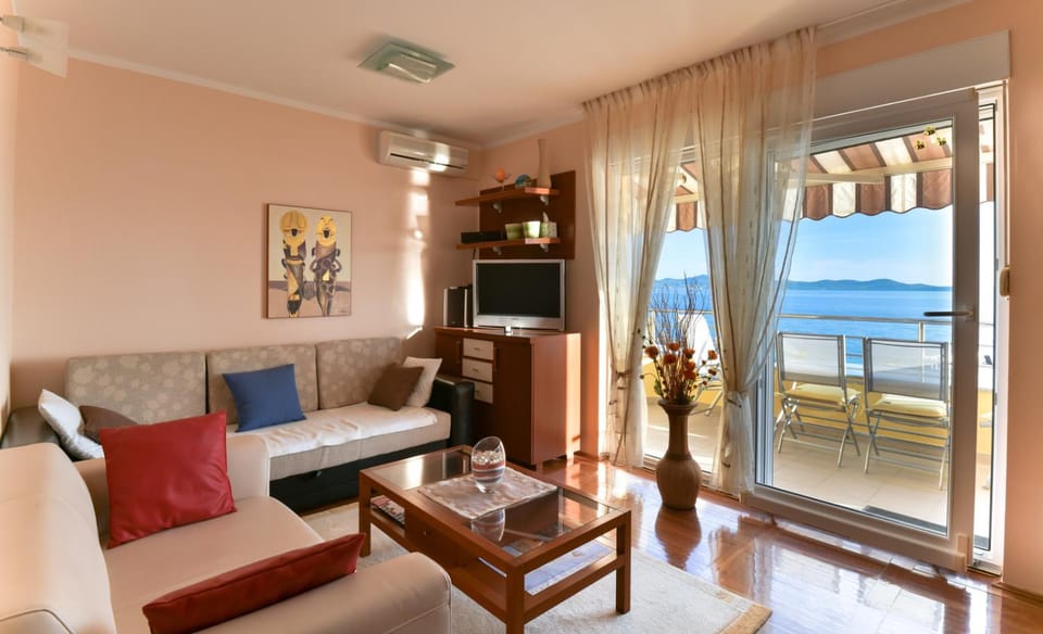 Communal lounge/ TV room, Sea view