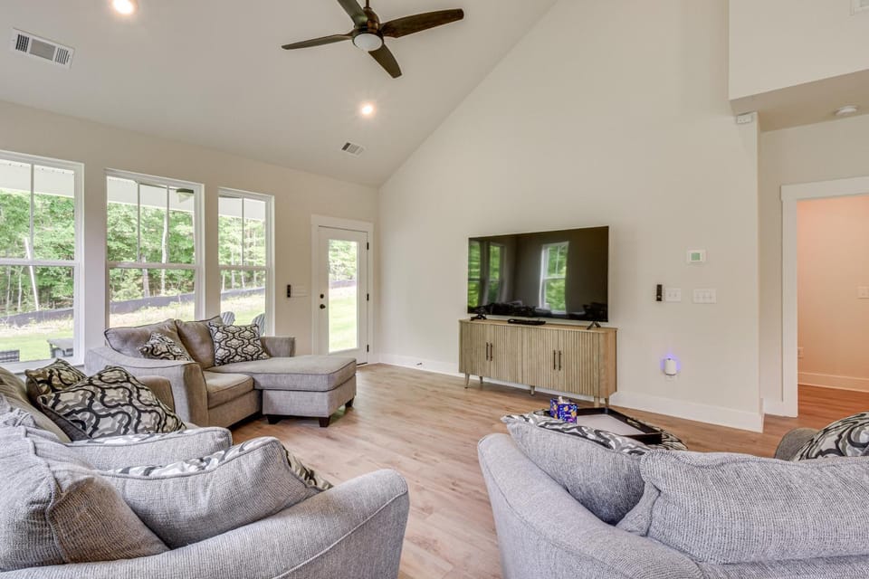 5 Mi to Memorial Stadium & Beach: Modern Townhome House in Pickens County