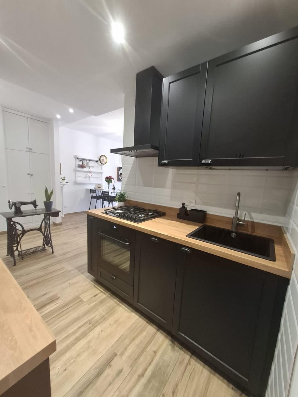 Kitchen or kitchenette, dishwasher, stove