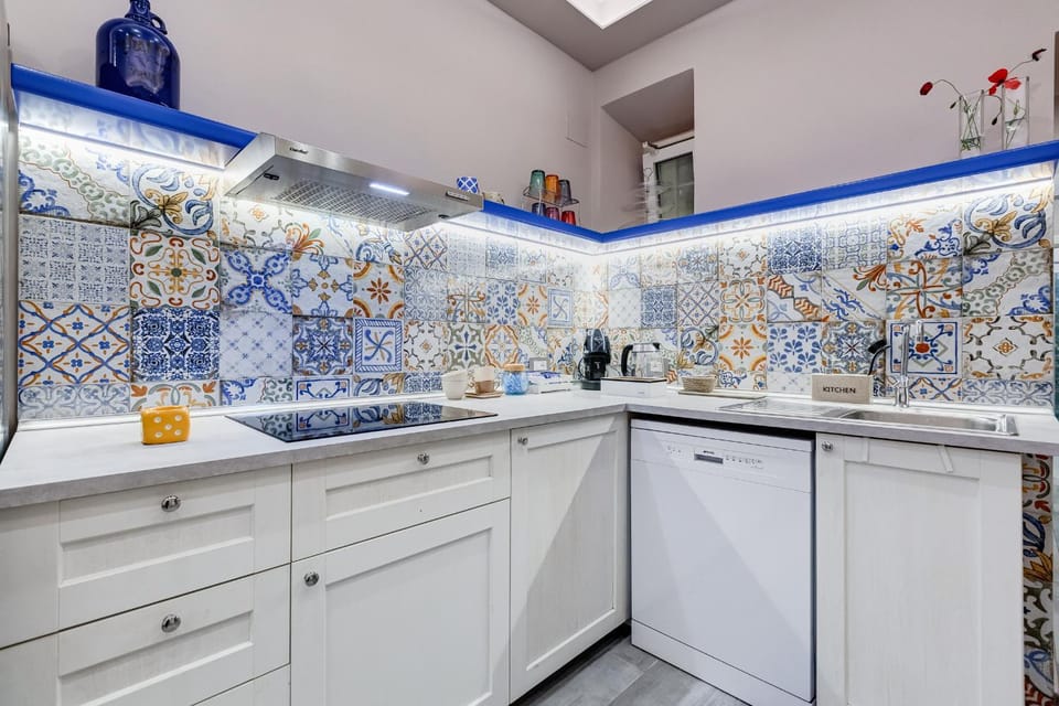 Kitchen or kitchenette, dishwasher, stove