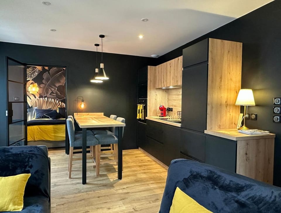 Kitchen or kitchenette, Dining area