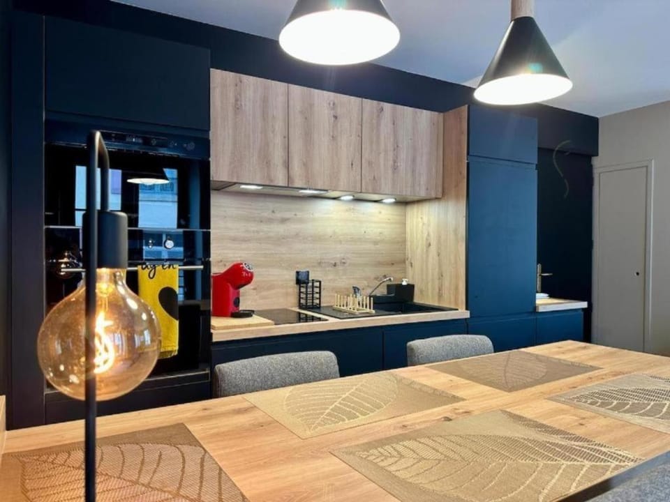 Kitchen or kitchenette, Dining area