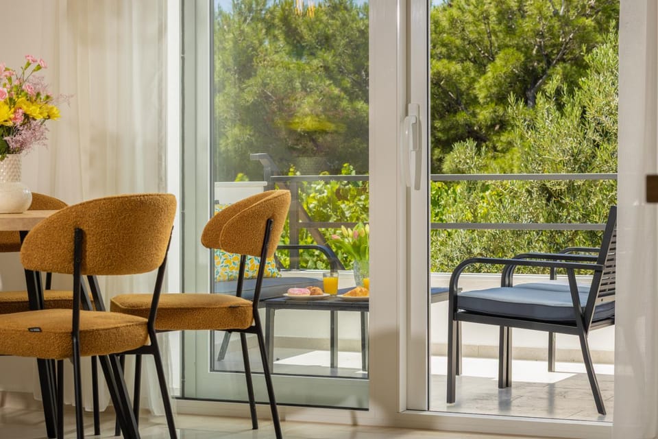 Day, Balcony/Terrace, Seating area, Dining area