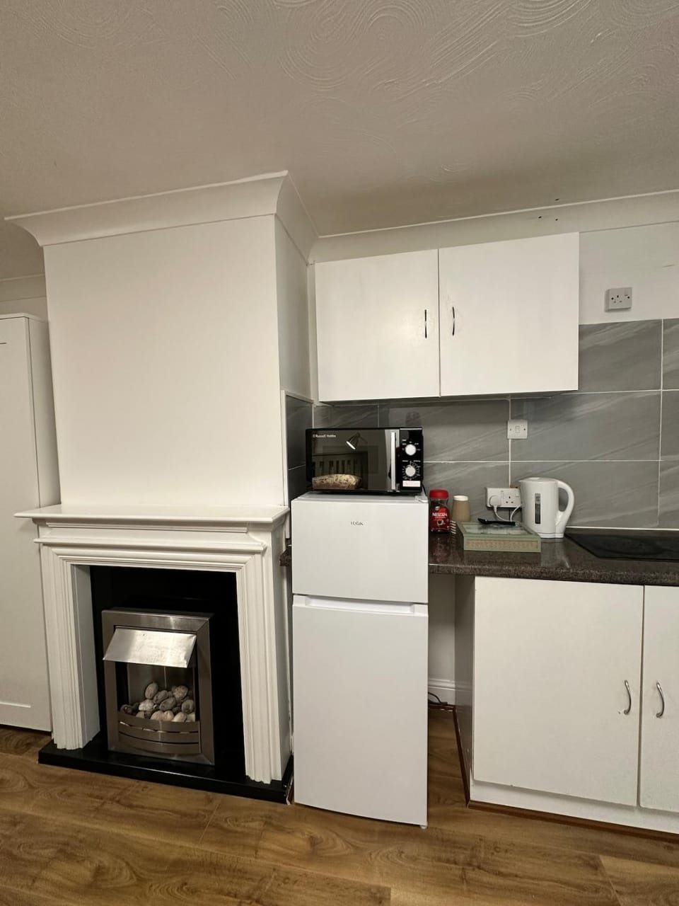 Kitchen or kitchenette, oven
