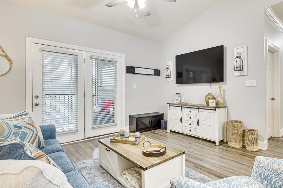 3 Mi to OWA: Modern Condo w/ Resort Pool! House in Foley