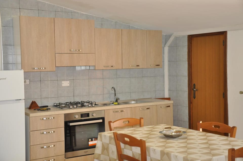 Kitchen or kitchenette, Dining area, stove