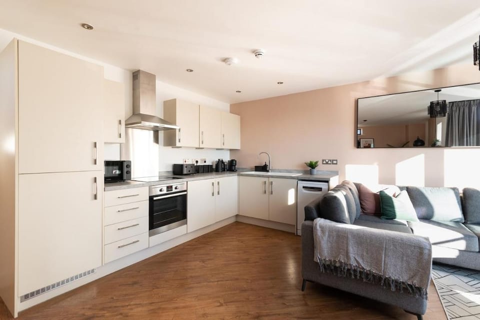Boat House - Luxe Apt with River View - Next to Harbour & Cafes Apartment in Bristol