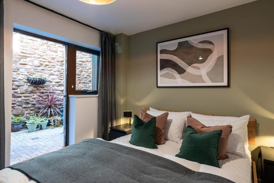 Boat House - Luxe Apt with River View - Next to Harbour & Cafes Apartment in Bristol