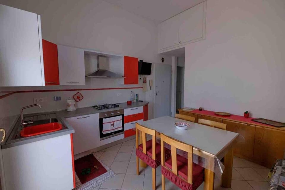 TV and multimedia, Kitchen or kitchenette, Dining area, dishwasher, oven, stove