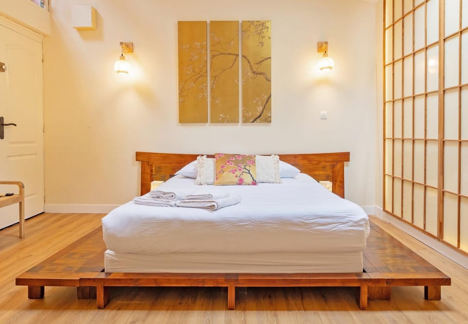 Photo of the whole room, Bedroom