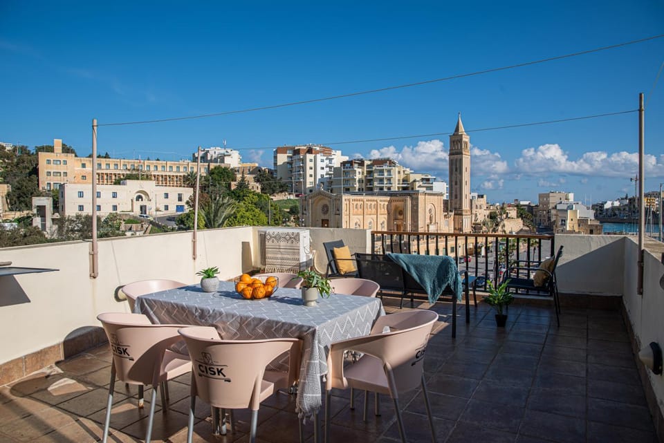 Natural landscape, View (from property/room), Balcony/Terrace, Living room, Food and drinks, Seating area, Dining area, Food