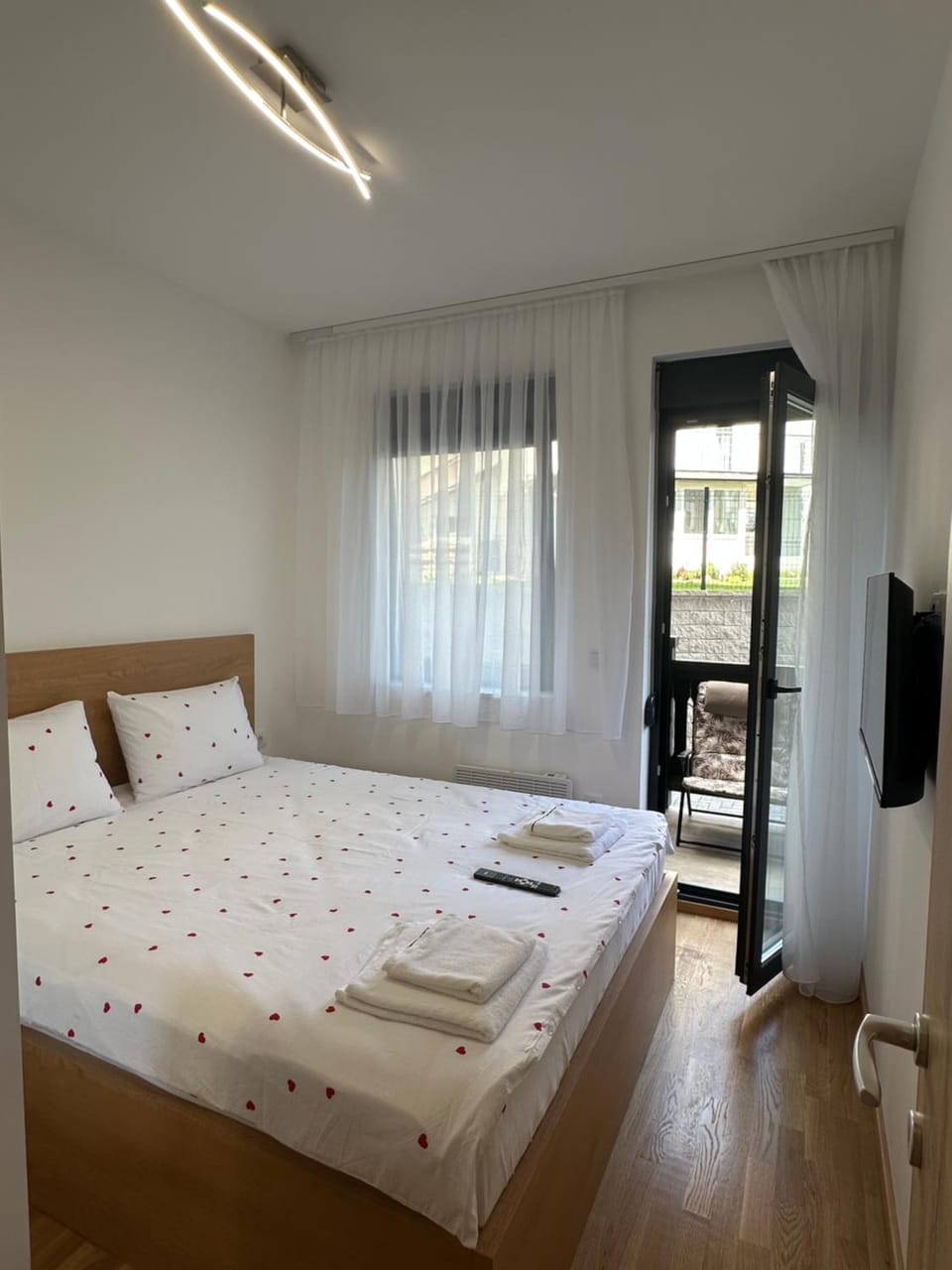 Bed, TV and multimedia, Photo of the whole room, Bedroom, towels