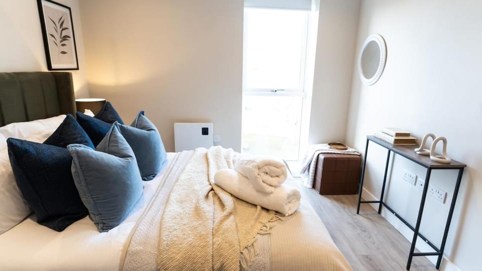Bed, Living room, Photo of the whole room, Seating area, Bedroom, towels