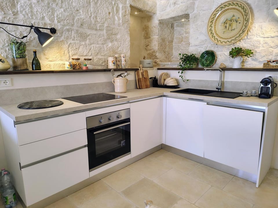 Kitchen or kitchenette, dishwasher, stove