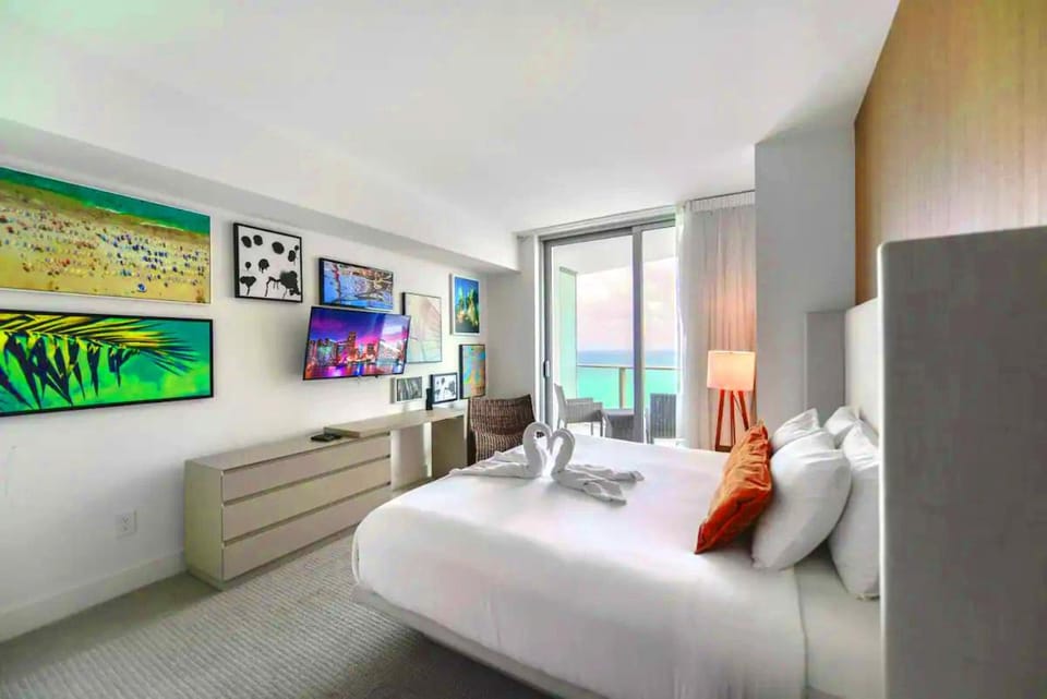 Bed, TV and multimedia, Bedroom