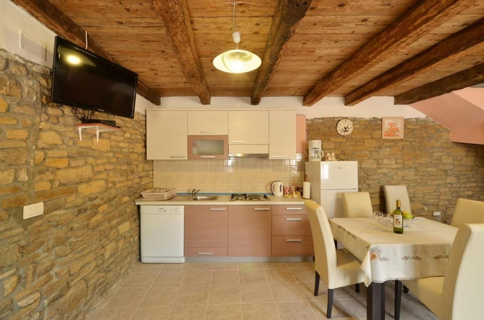 TV and multimedia, Kitchen or kitchenette, Dining area, stove